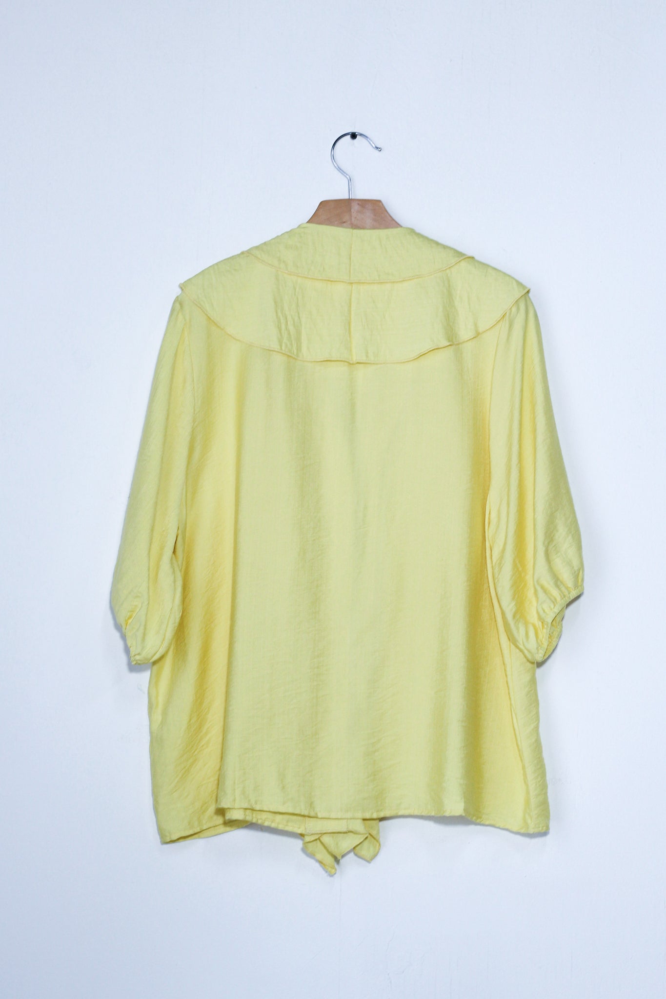 Camisa con escarola amarilla