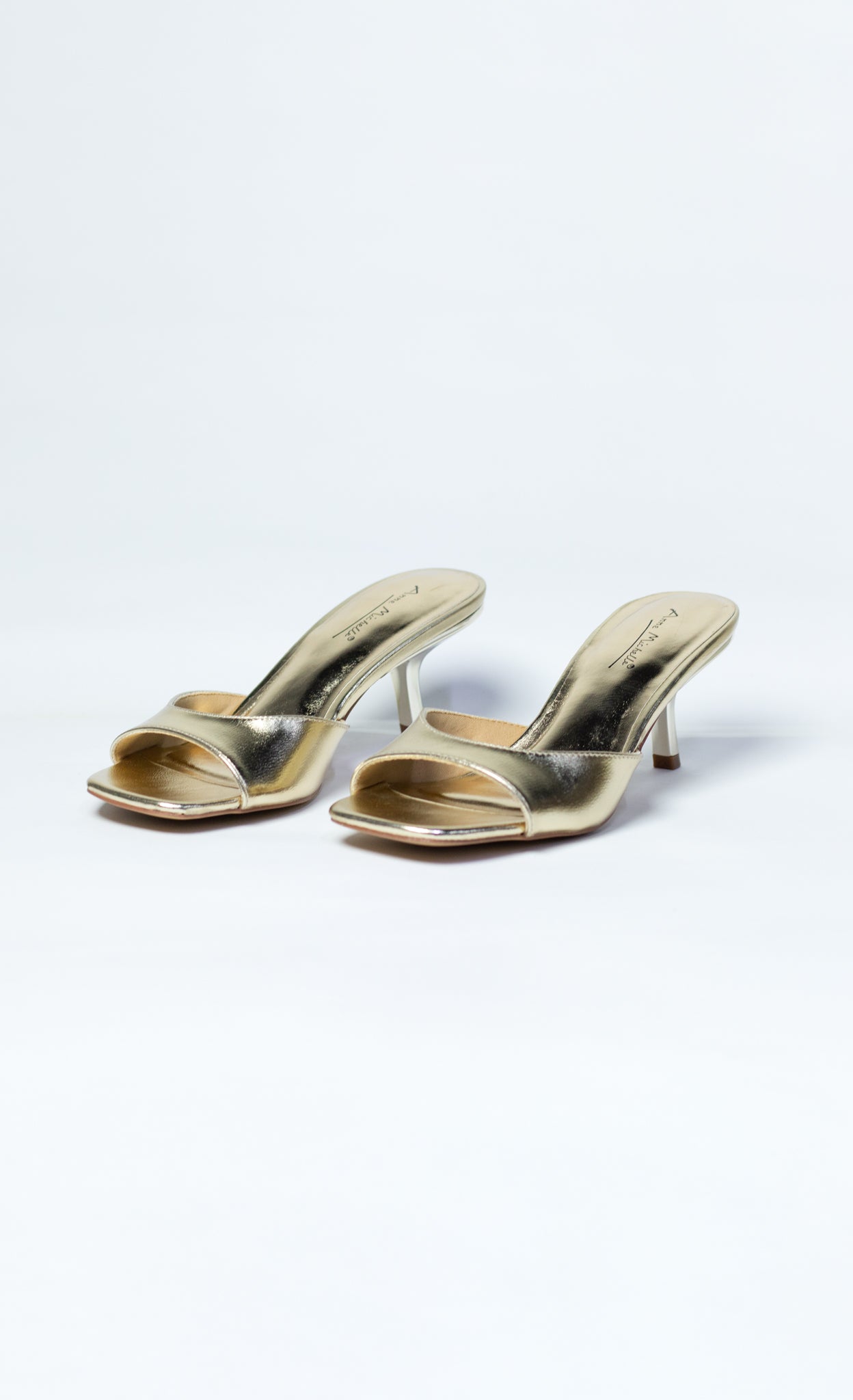 Tacon metalico dorado