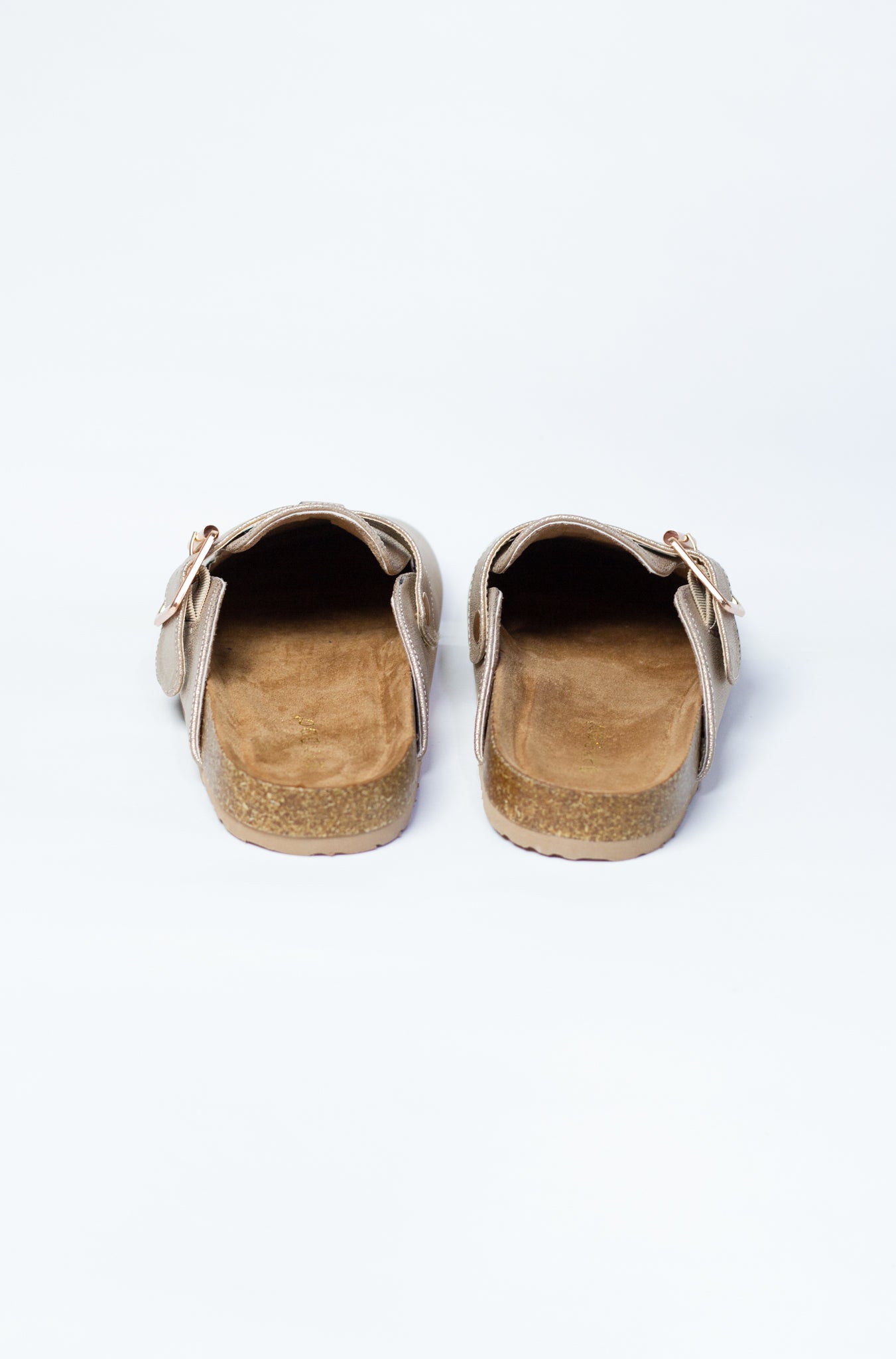 Zuecos hebilla dorados