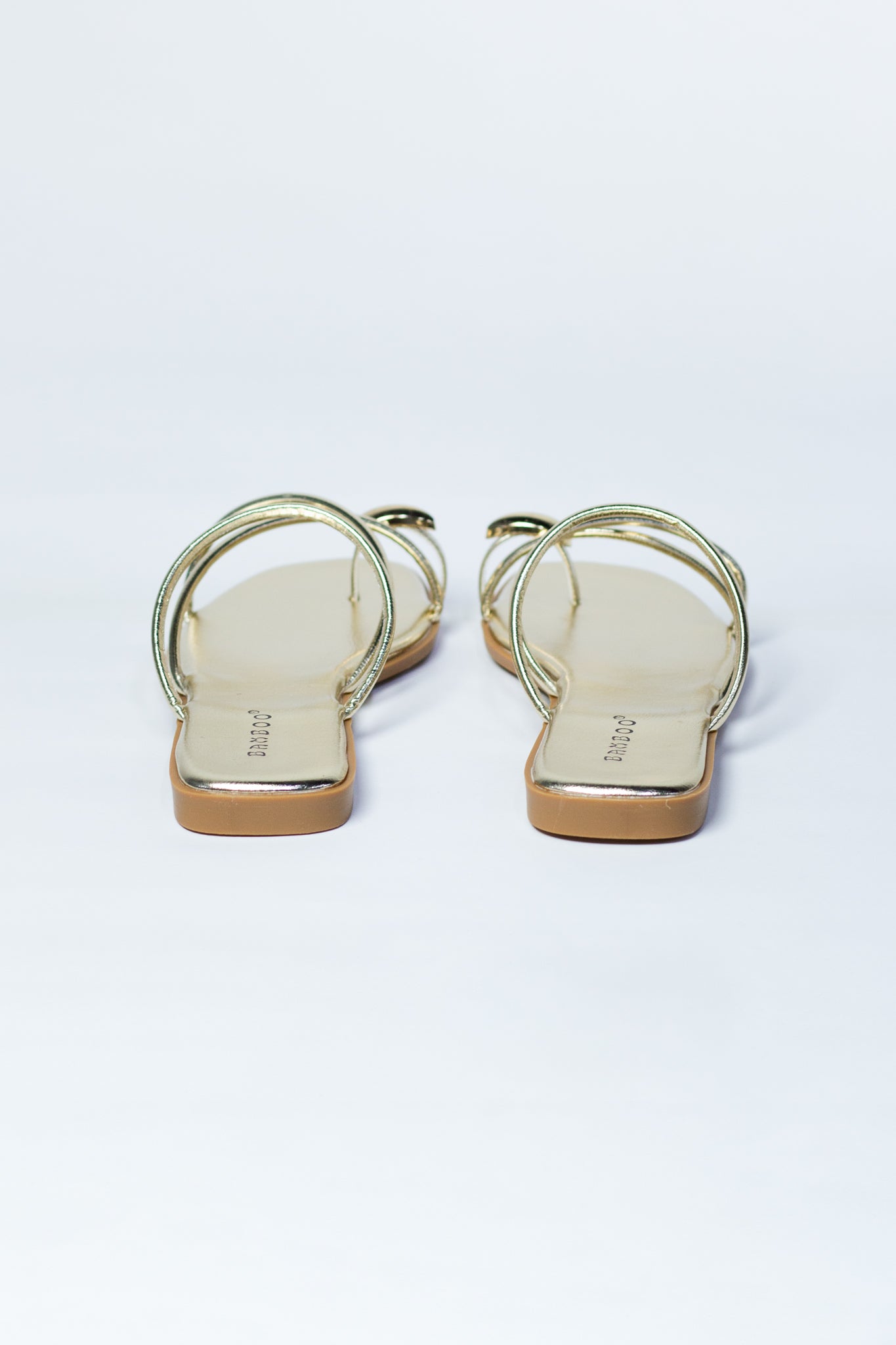 Sandalia plana metalica dorada