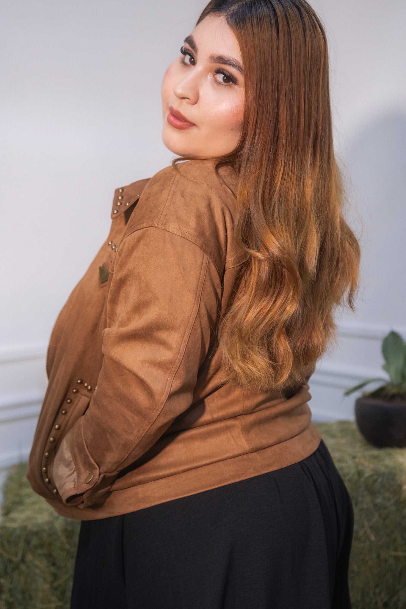 Chamarra gamuza con estoperoles cafe