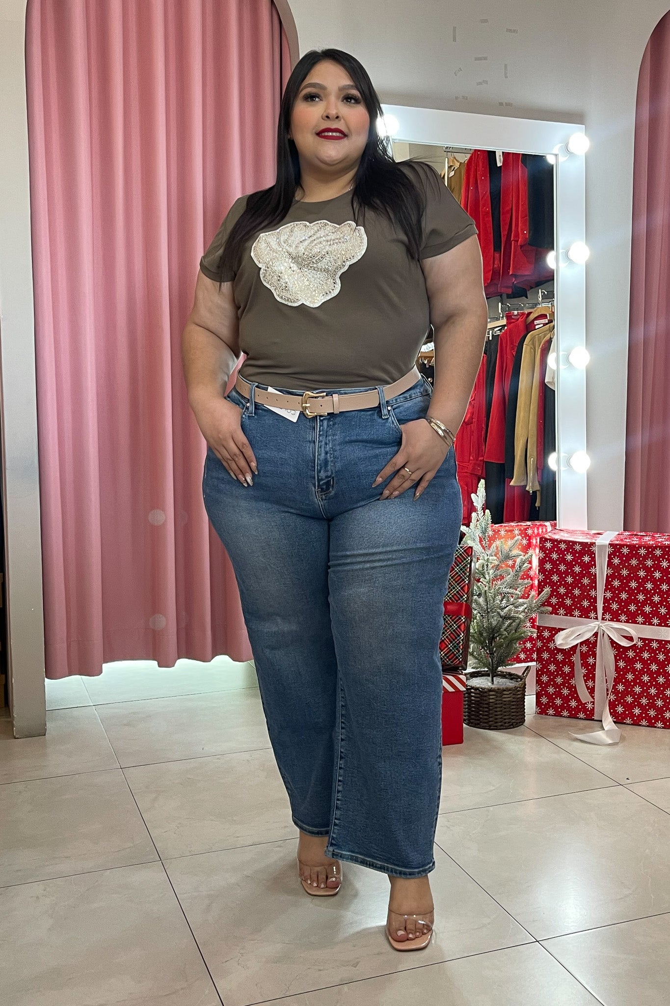 Blusa con flor brillos