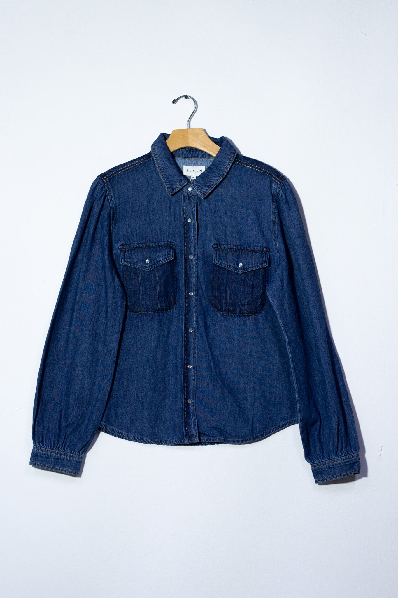 Camisa lisa denim c/bolsa