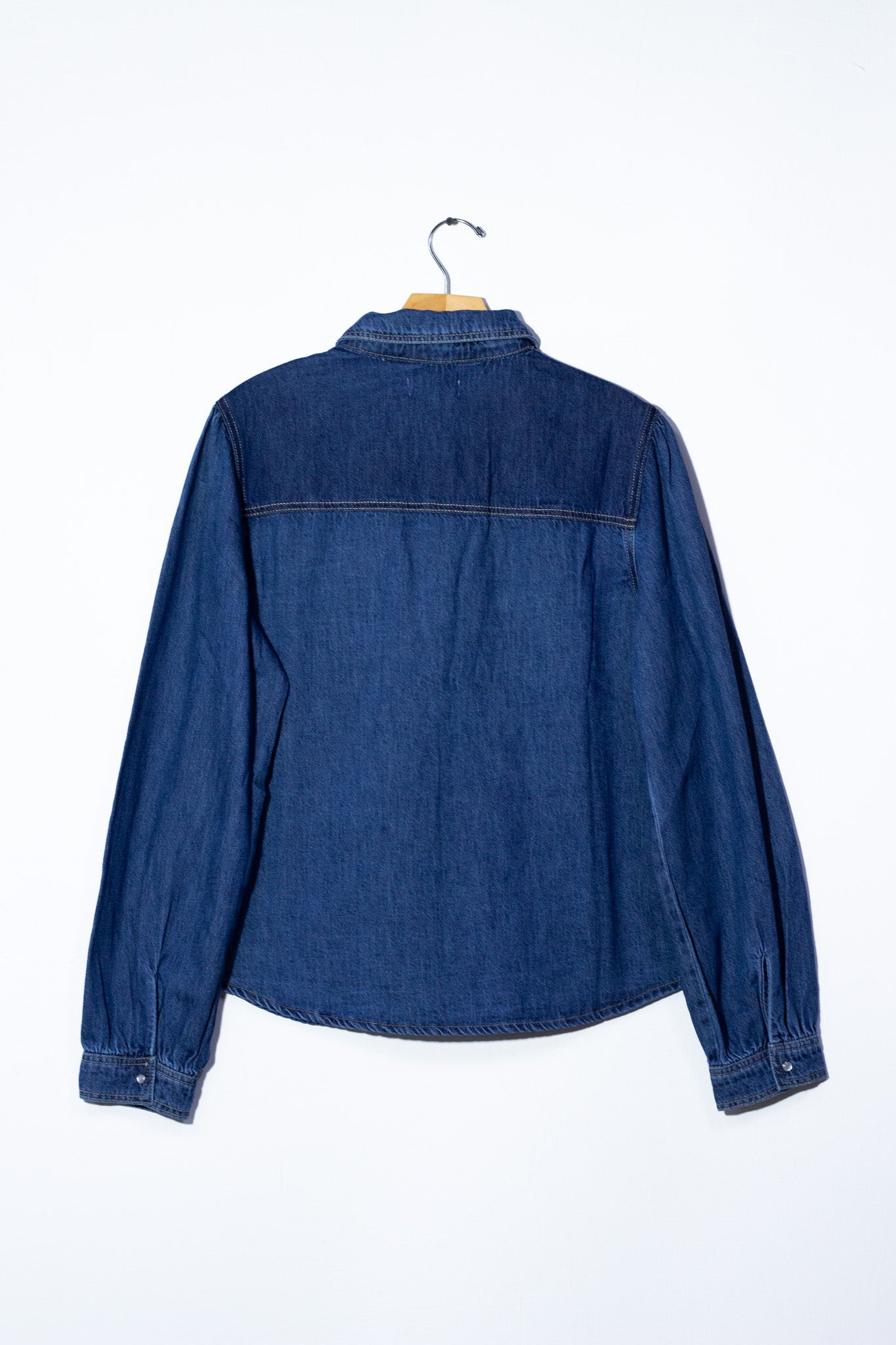 Camisa lisa denim c/bolsa