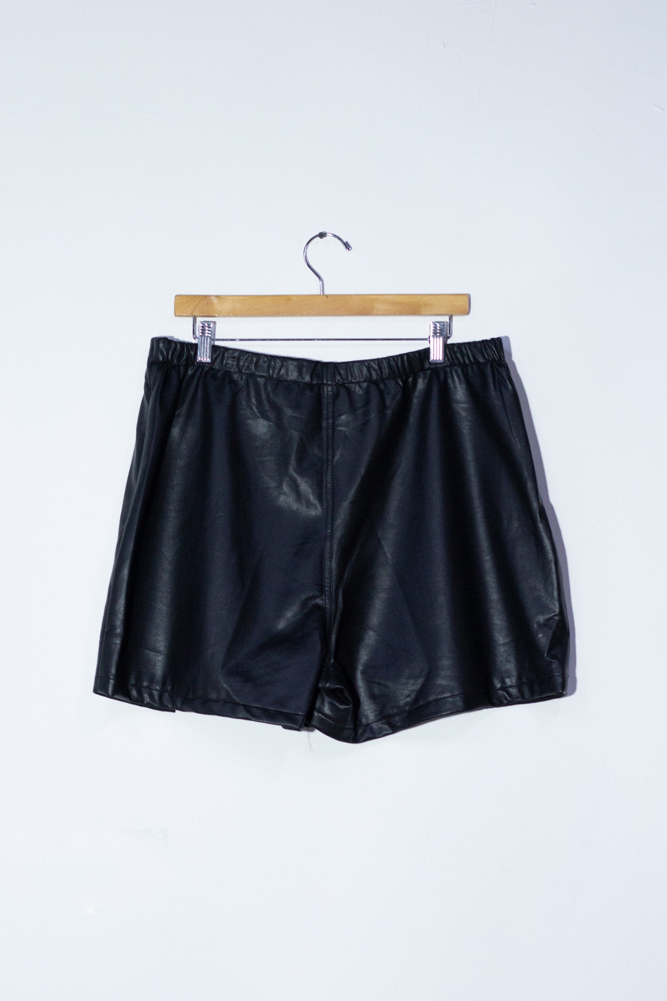 Short falda vinipiel