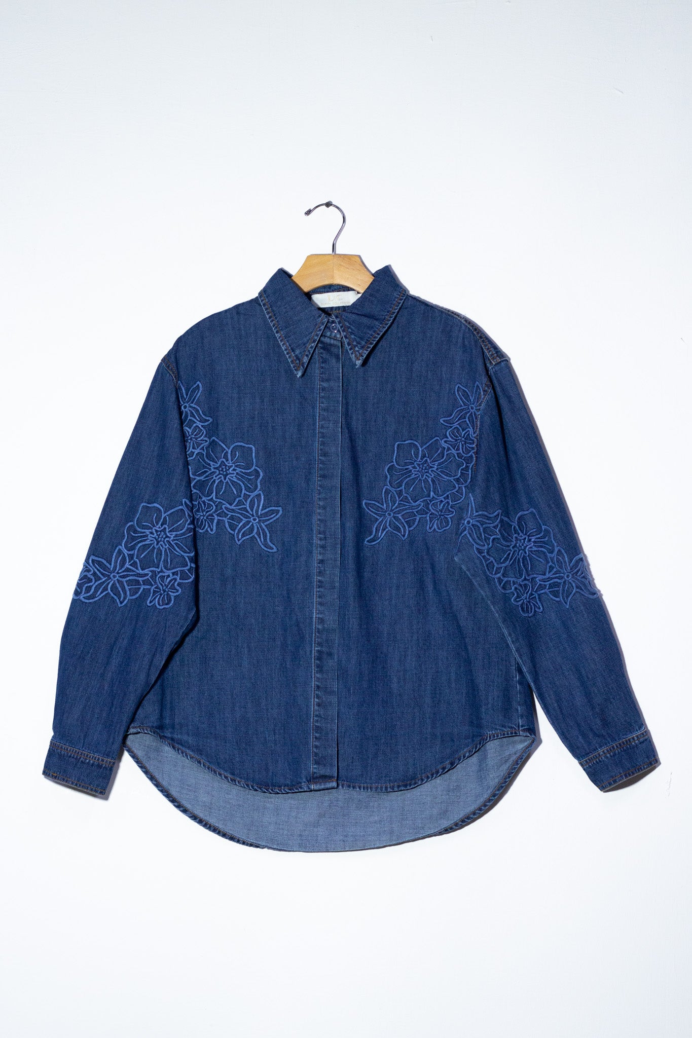 Camisa denim con flores