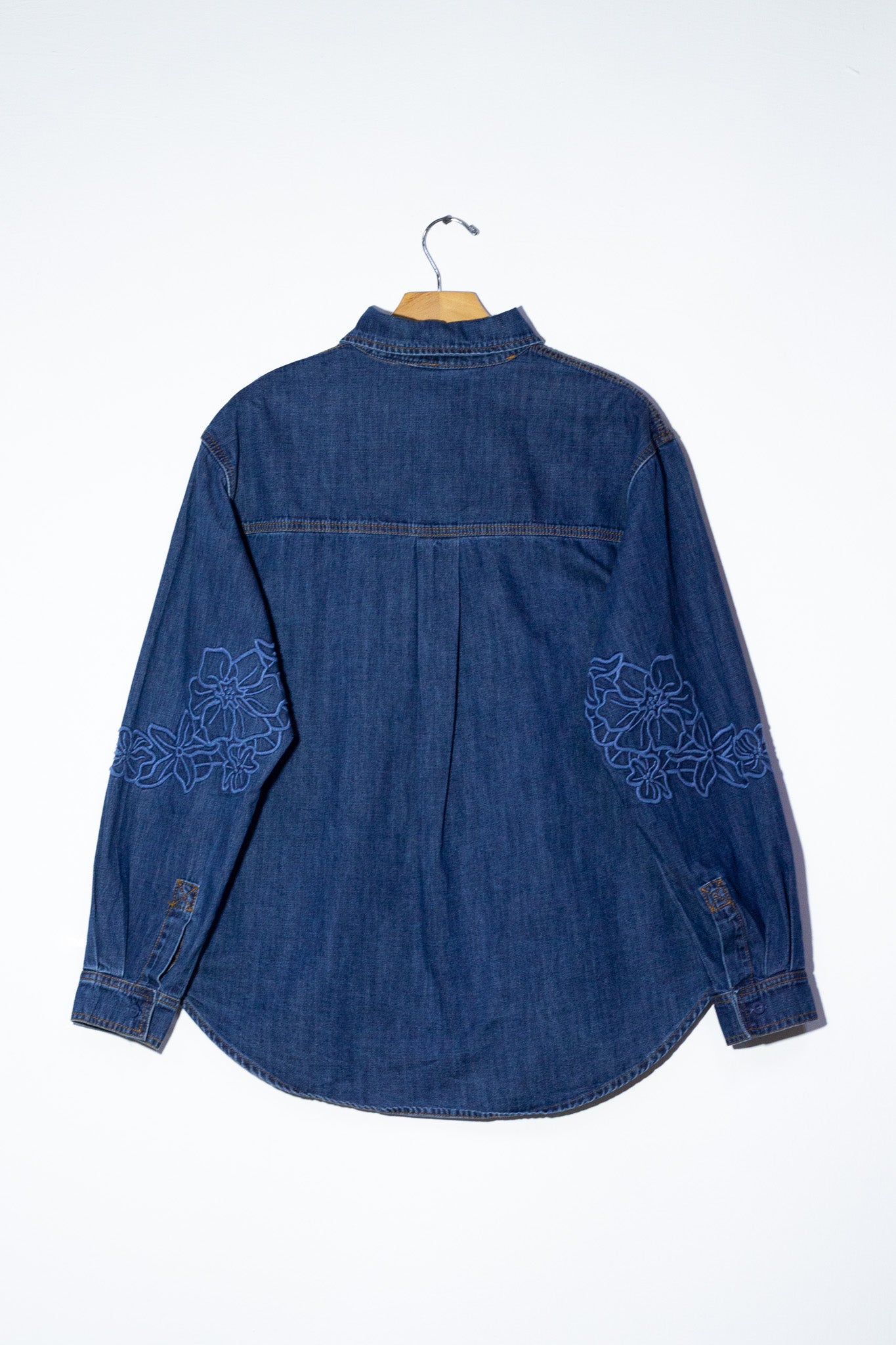 Camisa denim con flores